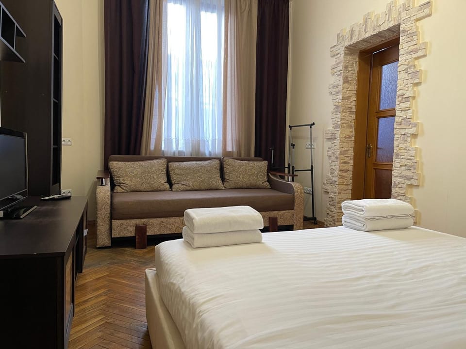 Bed, Photo of the whole room, Seating area, Bedroom