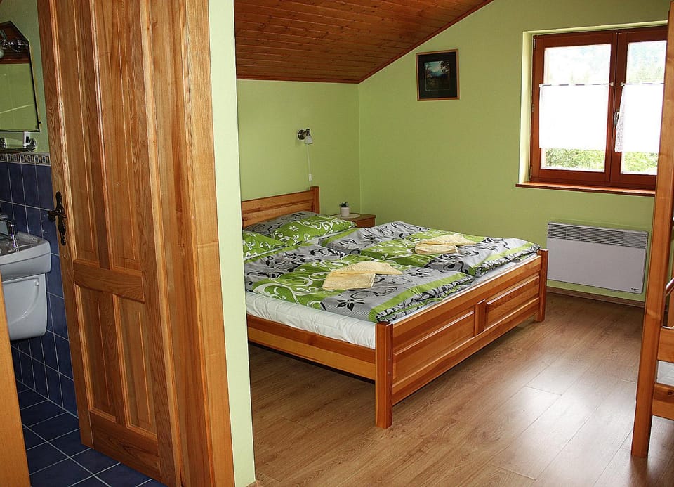 Bedroom, towels