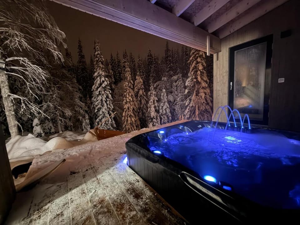 Natural landscape, Hot Tub, Swimming pool