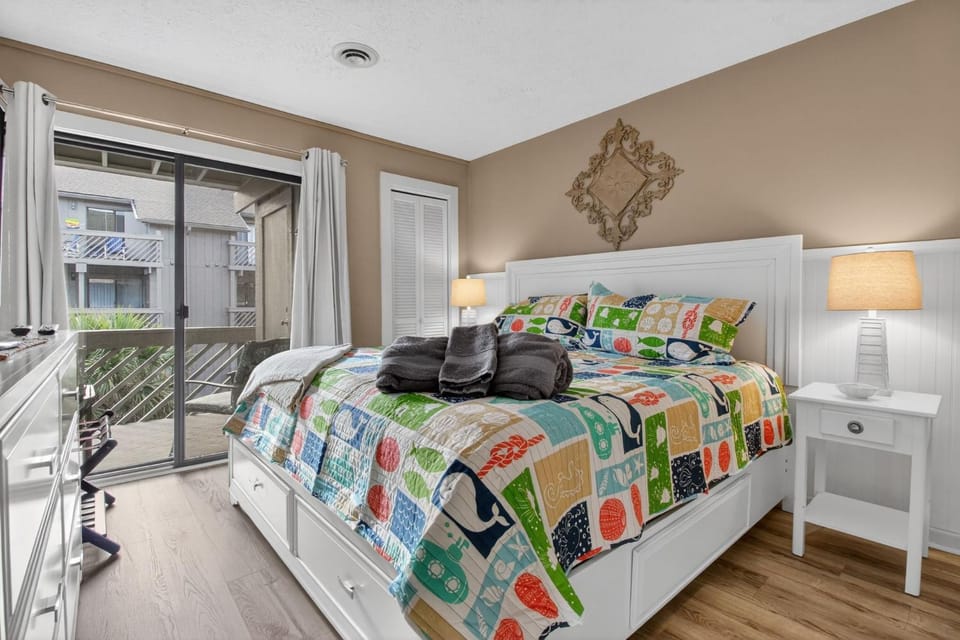 Ocean View 2 BR Condo, Walk to the Beach Apartment in South Carolina