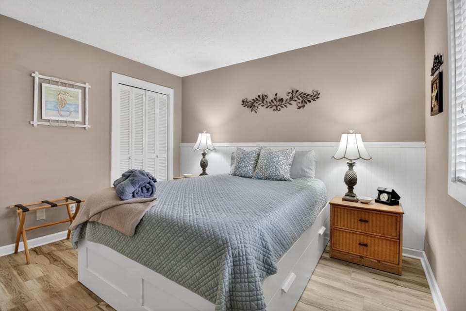 Ocean View 2 BR Condo, Walk to the Beach Apartment in South Carolina