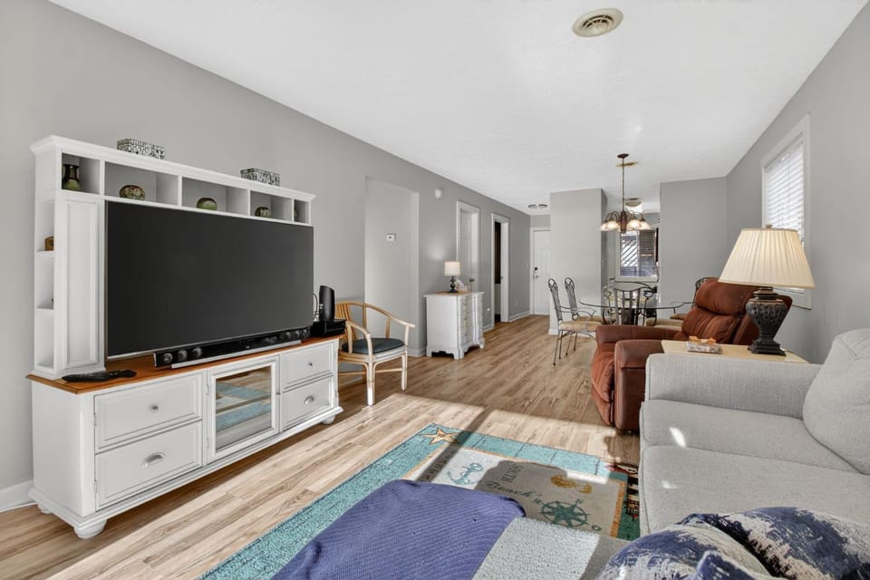 Ocean View 2 BR Condo, Walk to the Beach Apartment in South Carolina