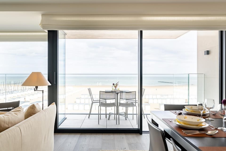 Natural landscape, View (from property/room), Balcony/Terrace, Living room, Food and drinks, Seating area, Dining area, Food, Sea view