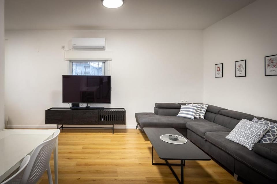 Cozy 1-Bedroom Retreat in Tel Aviv by SeaNRent Apartment in Tel Aviv-Yafo