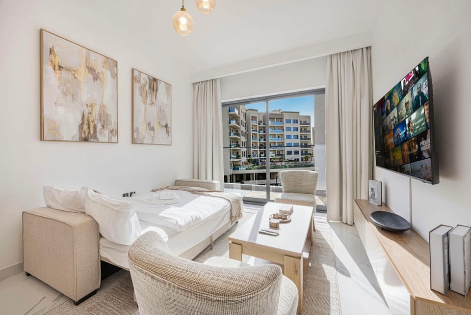 Communal lounge/ TV room, Bed, TV and multimedia, Living room, Seating area, Evening entertainment