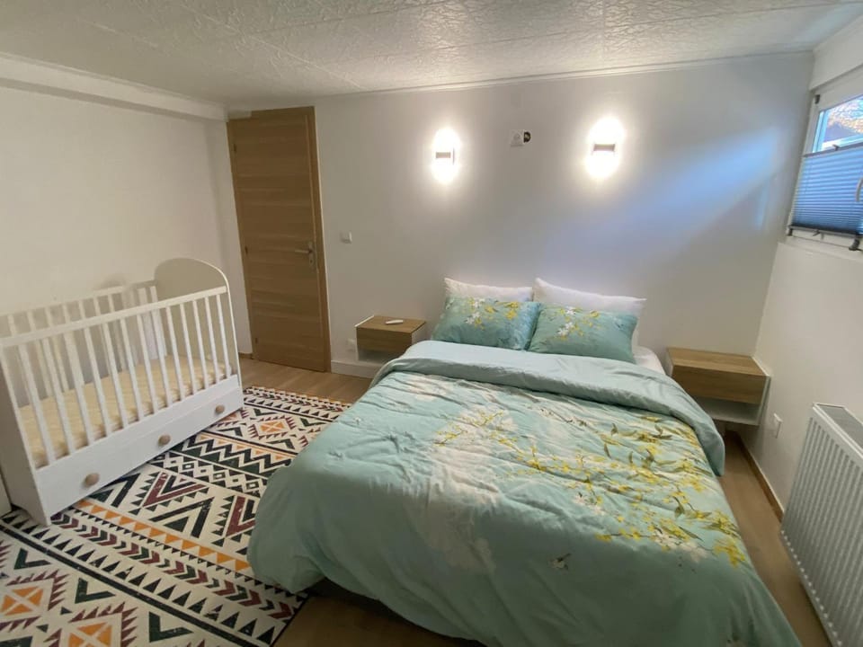 Bedroom, cot