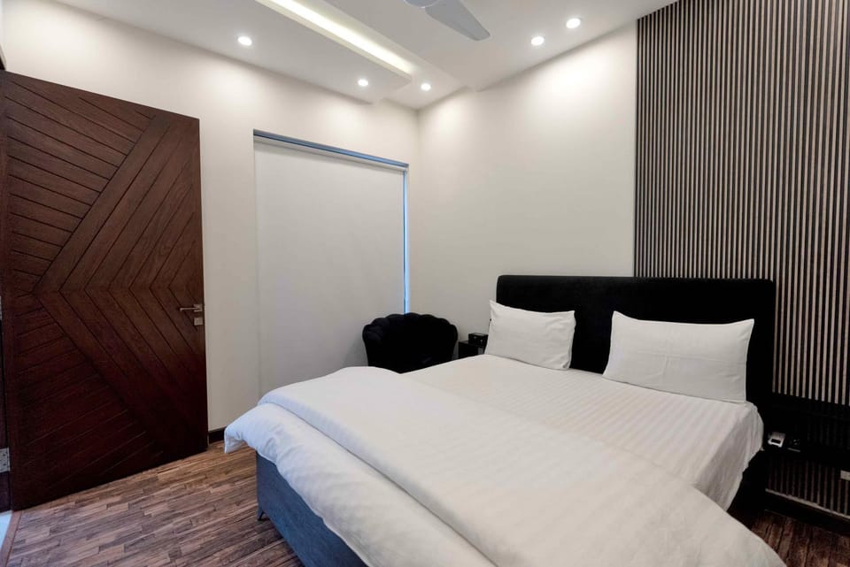 DHA Phase 6 - Executive And Luxurious Rooms - Near Raya, Dolmen and Airport Bed and Breakfast in Lahore