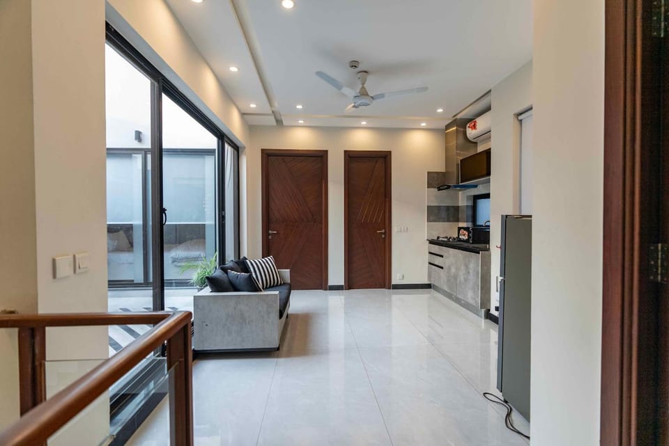 DHA Phase 6 - Executive And Luxurious Rooms - Near Raya, Dolmen and Airport Bed and Breakfast in Lahore