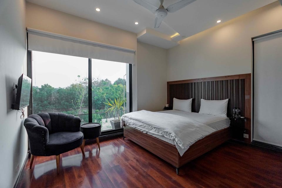 DHA Phase 6 - Executive And Luxurious Rooms - Near Raya, Dolmen and Airport Bed and Breakfast in Lahore