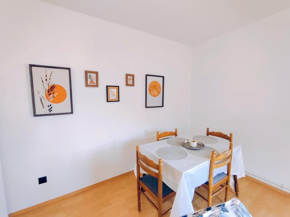 Seating area, Dining area