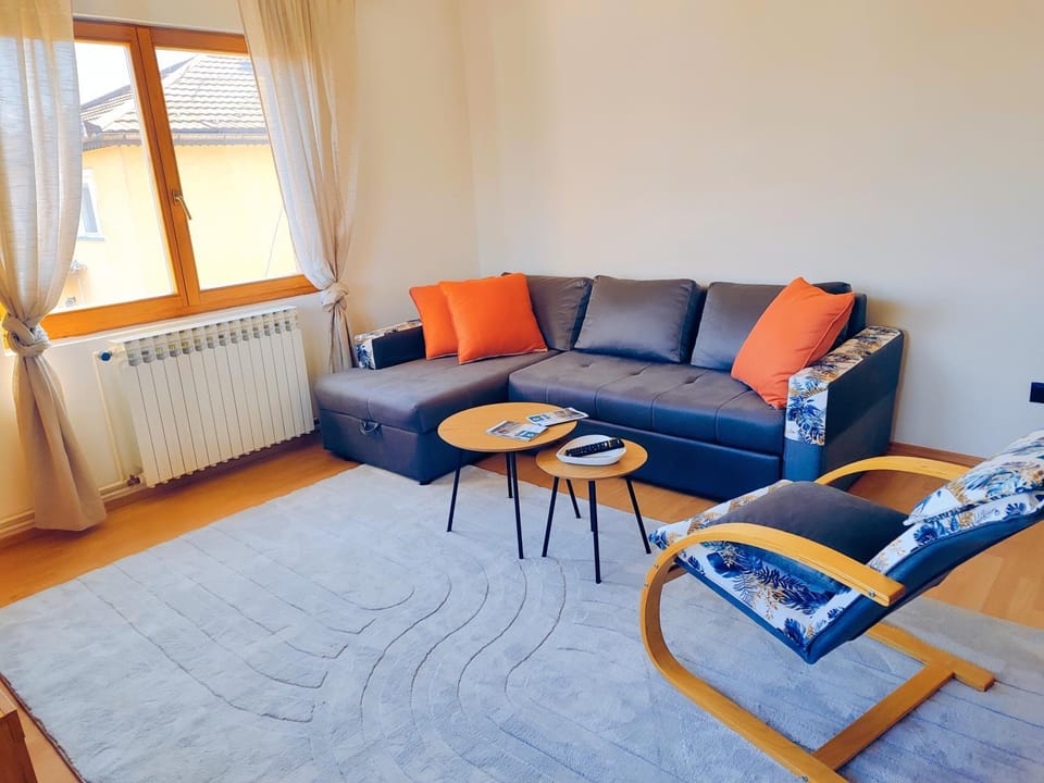 Living room, Seating area, internet
