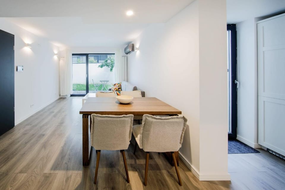 Casa ValMer Piata Victoriei- Private parking, parter, spatios si linistit Apartment in Bucharest