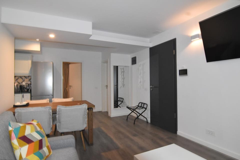 Casa ValMer Piata Victoriei- Private parking, parter, spatios si linistit Apartment in Bucharest