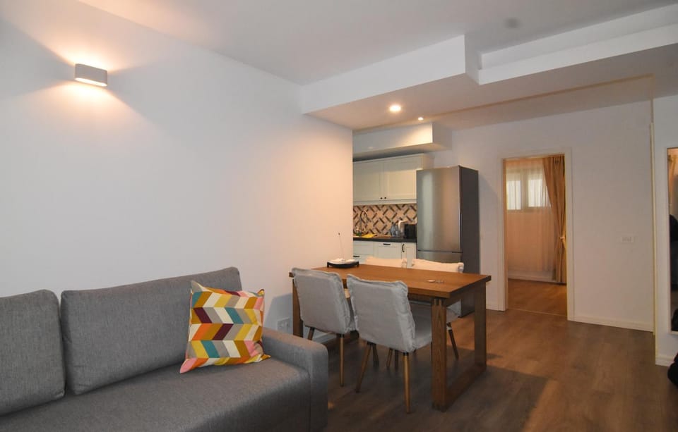 Casa ValMer Piata Victoriei- Private parking, parter, spatios si linistit Apartment in Bucharest