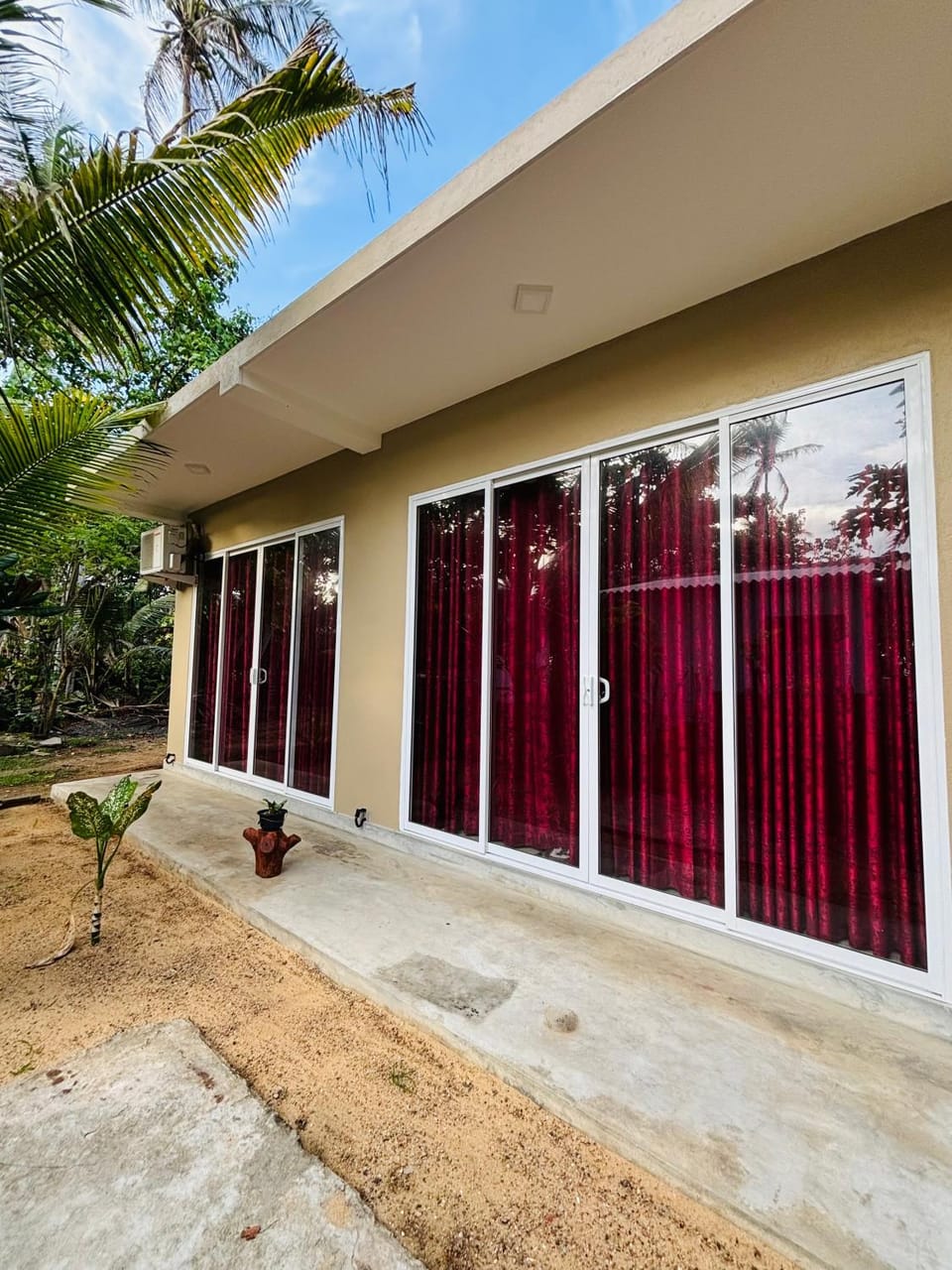 Revival Beach Resort-2 Bed and Breakfast in Hikkaduwa