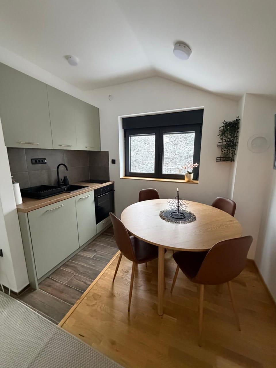 Kitchen or kitchenette, Dining area, stove