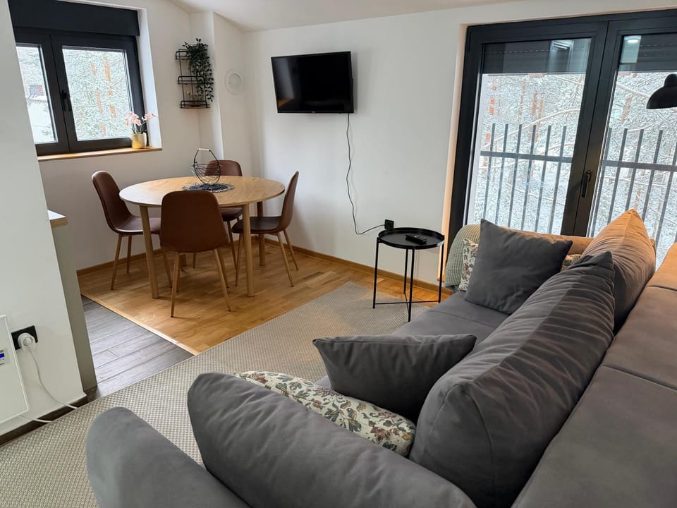 TV and multimedia, Living room, Seating area, Dining area, Evening entertainment