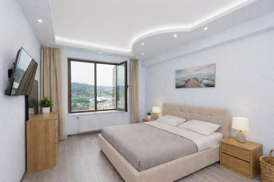 Bed, Natural landscape, TV and multimedia, Photo of the whole room, Bedroom