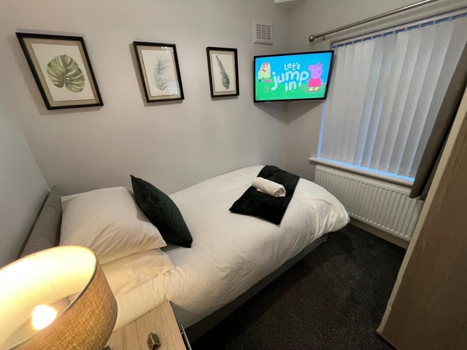 Comfortable, homely 4 bedroom property House in Shirley