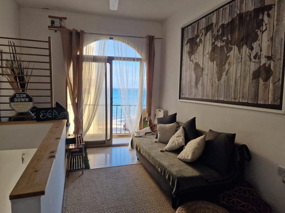 Oyster 2 Beachfront bliss House in Malta