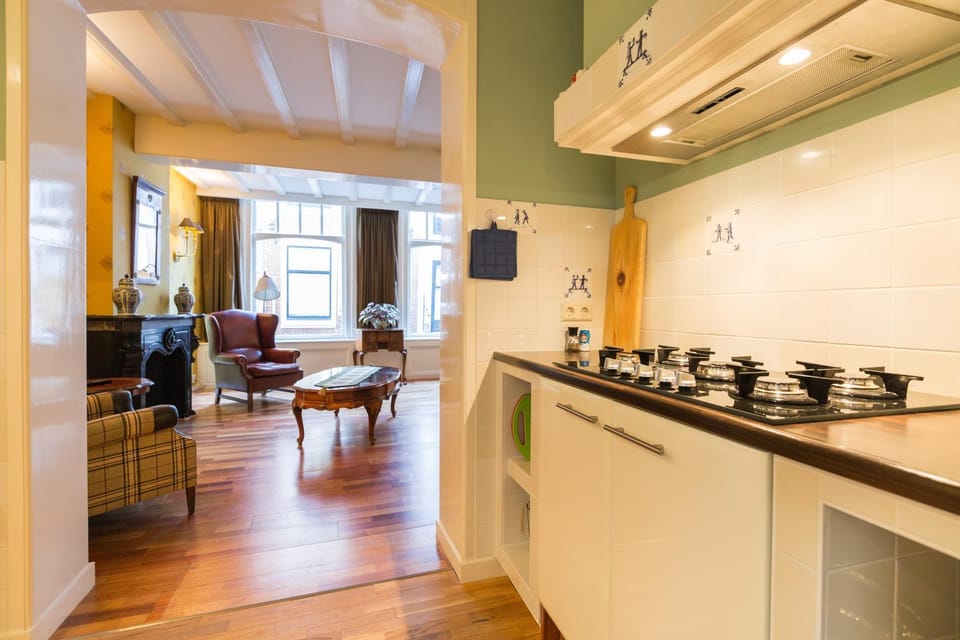 Coffee/tea facilities, Kitchen or kitchenette, Living room