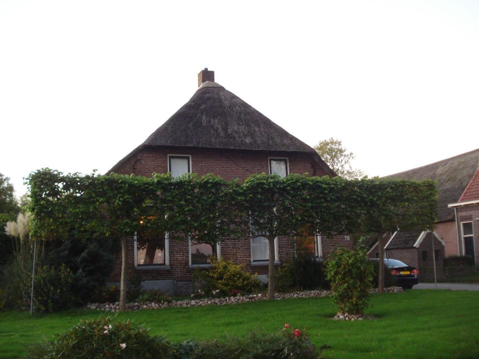 Studio Het Grenspaaltje Apartment in Wanneperveen