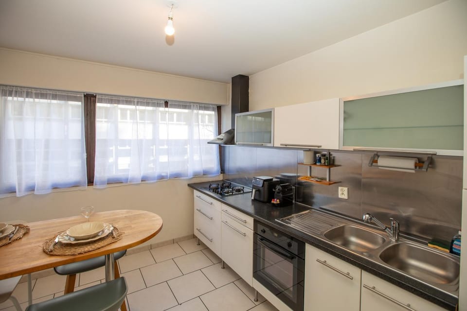 Kitchen or kitchenette, Dining area, oven