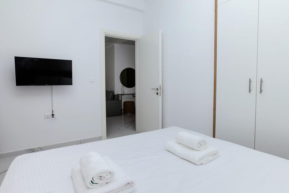 Bed, TV and multimedia, Bedroom, towels, wardrobe