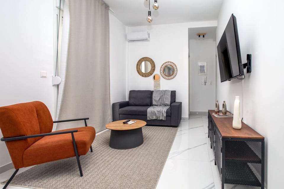 Communal lounge/ TV room, TV and multimedia, Living room, Seating area, air conditioner