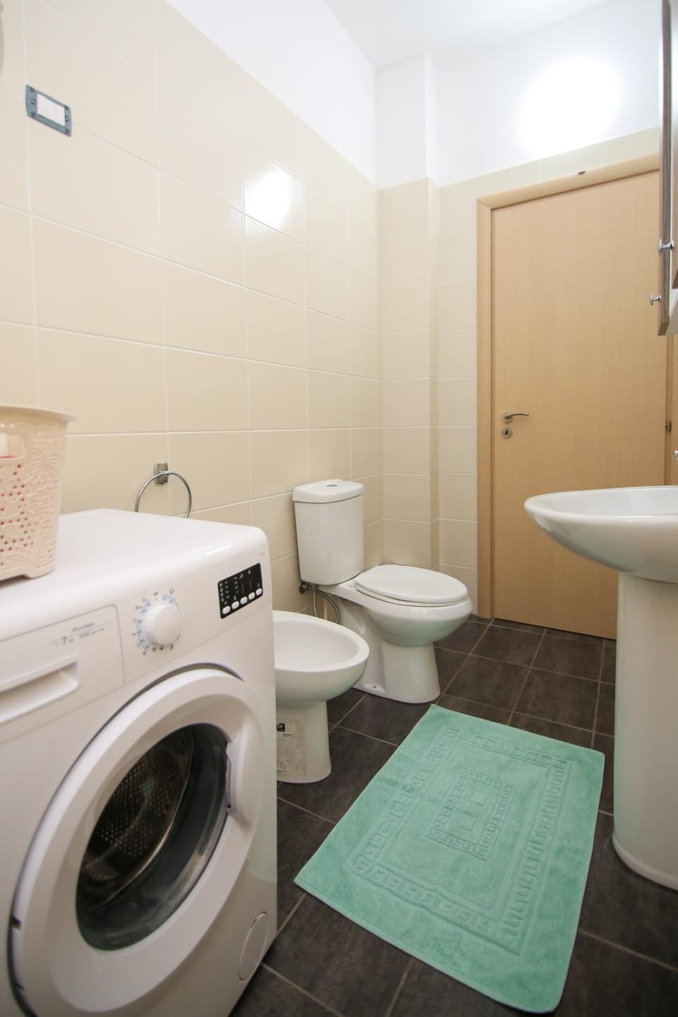 Bathroom, bidet, towels, washing machine