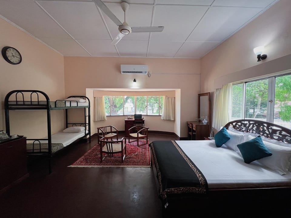 Bed, Photo of the whole room, Seating area, Bedroom, bunk bed, air conditioner