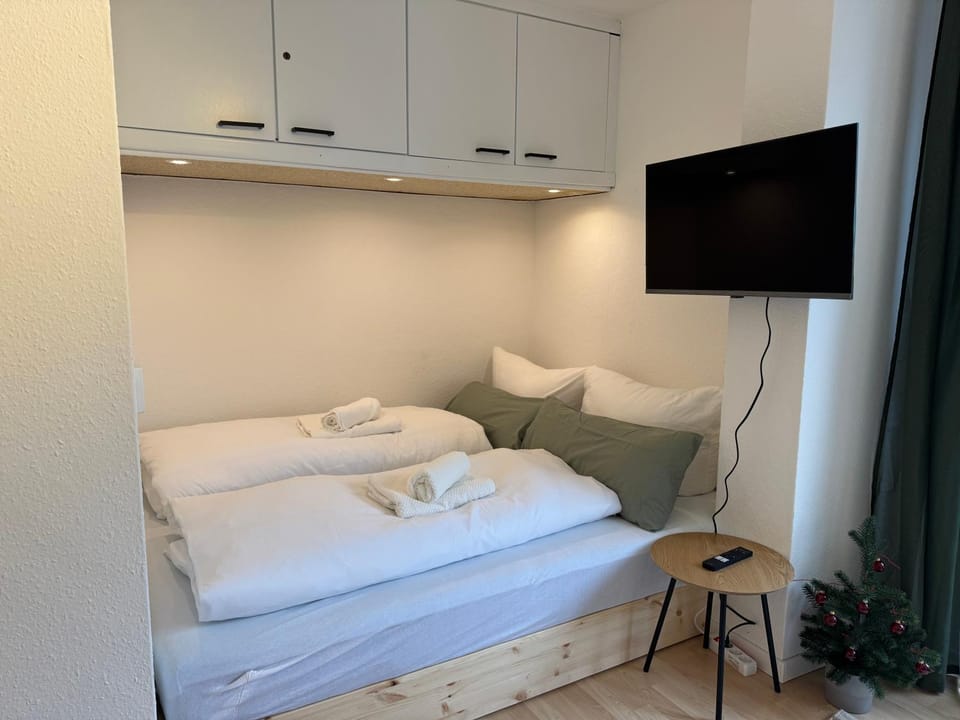 Bed, TV and multimedia, Evening entertainment, Bedroom, towels