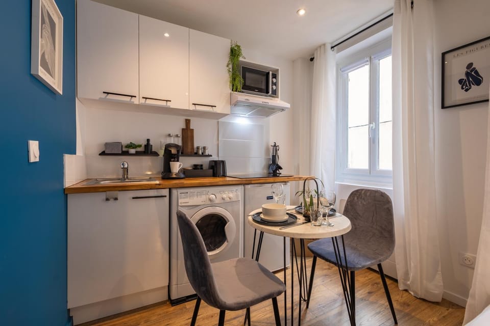 Kitchen or kitchenette, Dining area, toaster