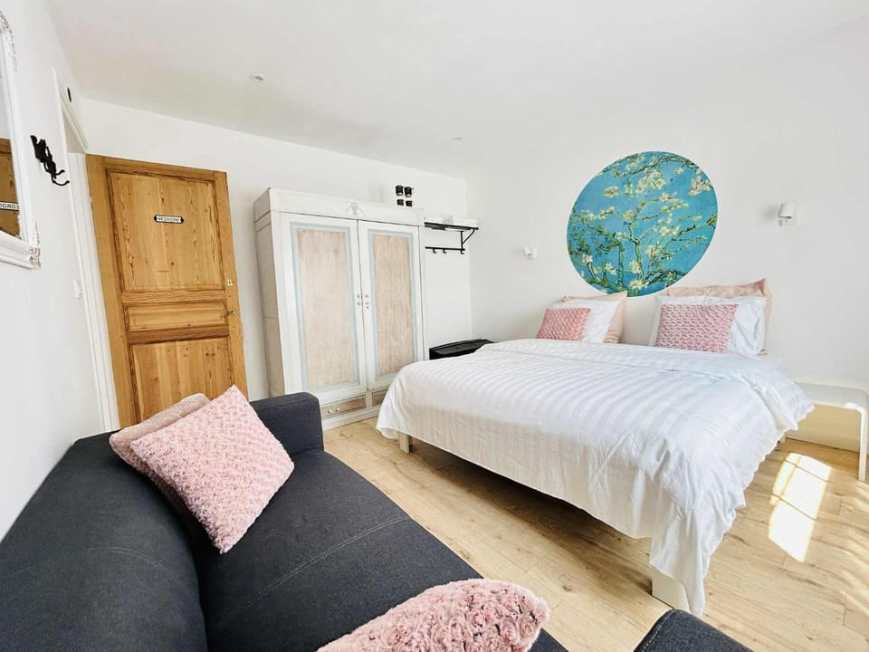 Bed, Living room, Bedroom