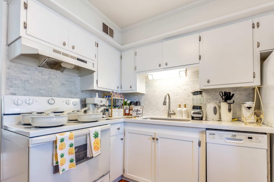 The Homestead Luxury Cozy 2BR Apartment in Nacogdoches Near SFA University and Downtown Pet Friendly Business Ready Extended Stays Welcome with Self Check In High Speed WiFi Full Kitchen In Unit Laundry Private Parking and Quiet Comfort Apartment in Nacogdoches