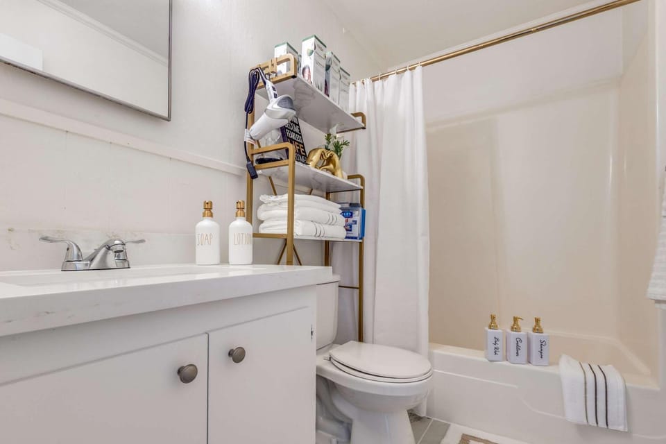 The Homestead Luxury Cozy 2BR Apartment in Nacogdoches Near SFA University and Downtown Pet Friendly Business Ready Extended Stays Welcome with Self Check In High Speed WiFi Full Kitchen In Unit Laundry Private Parking and Quiet Comfort Apartment in Nacogdoches