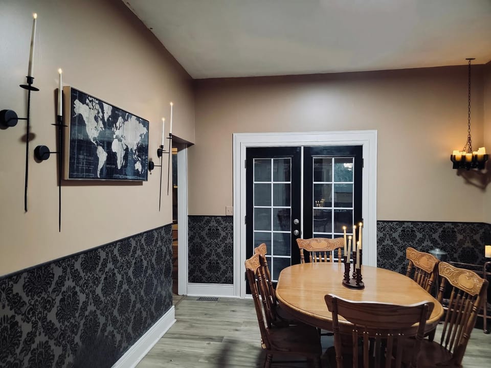 The Raven Room at Stag and Sparrow Vacation rental in Salem