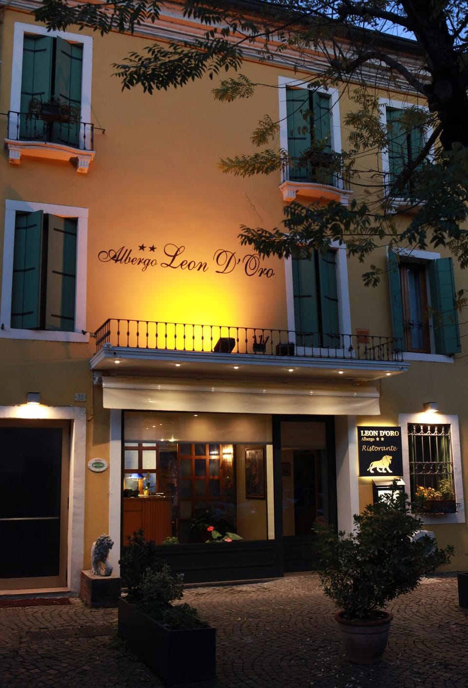 Facade/entrance