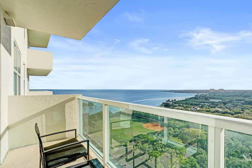 Coconut Grove Suite 20th Floor Suite with Views Apartment in Coconut Grove