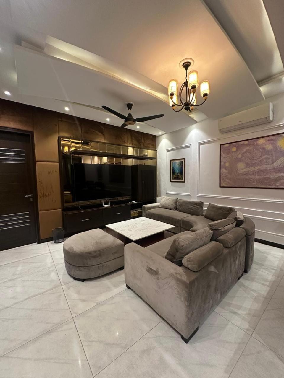 Executive And Luxurious Rooms In DHA Phase 6 Near Raya, Dolmen and Airport Bed and Breakfast in Lahore