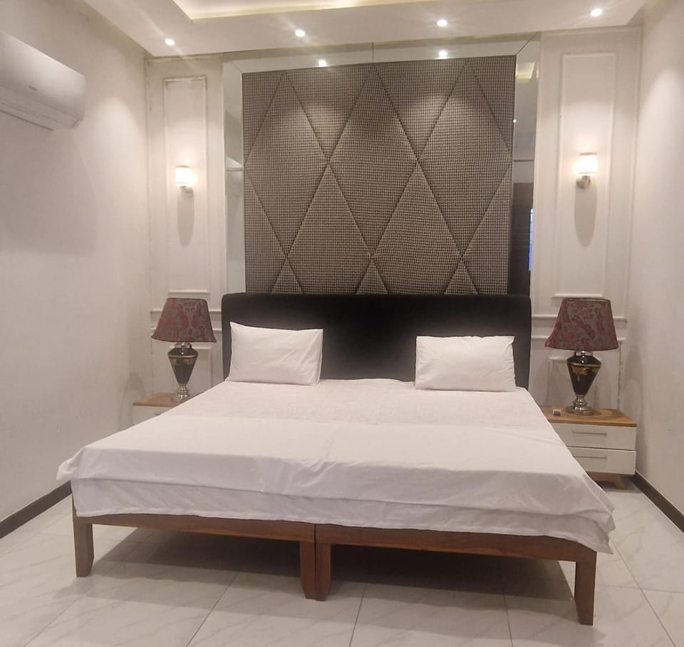 Executive And Luxurious Rooms In DHA Phase 6 Near Raya, Dolmen and Airport Bed and Breakfast in Lahore