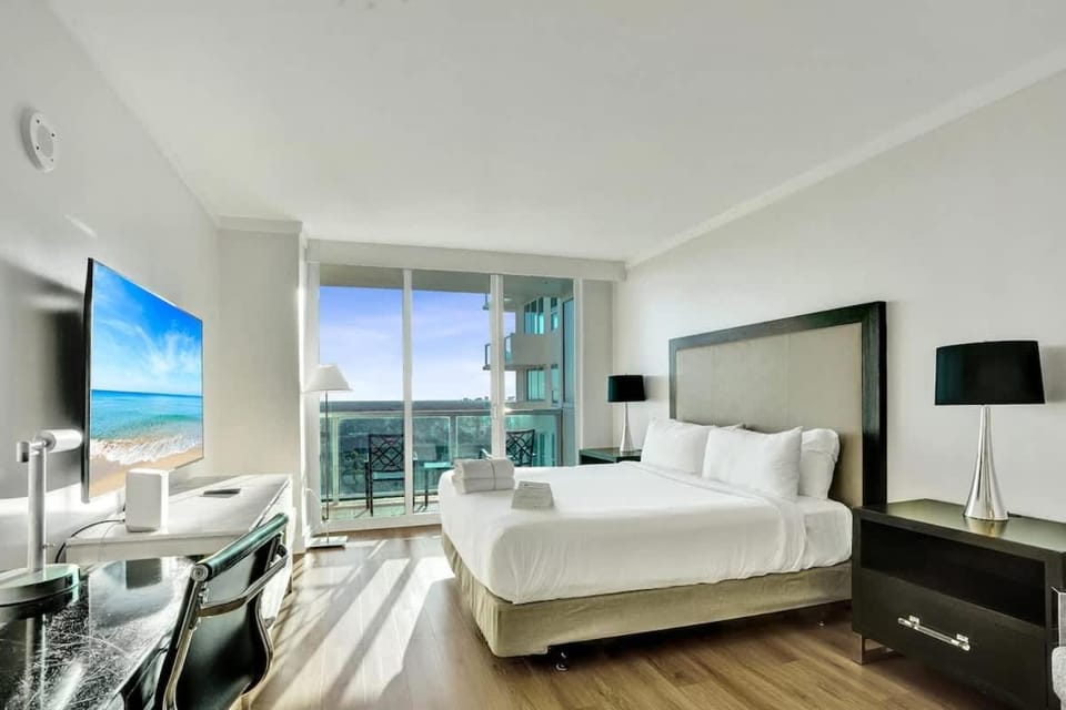The Arya Escape 20th Floor Suite with Kitchen Apartment in Coconut Grove