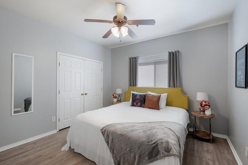 AA1, King size bed, Washer and Dryer, Free Parking Apartment in San Antonio