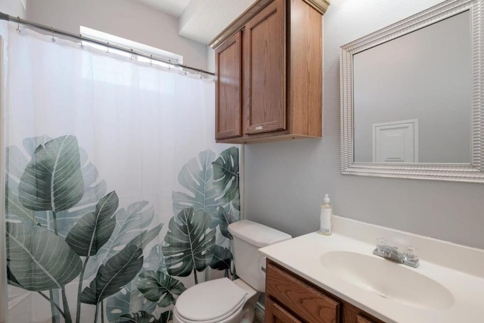 AA1, King size bed, Washer and Dryer, Free Parking Apartment in San Antonio
