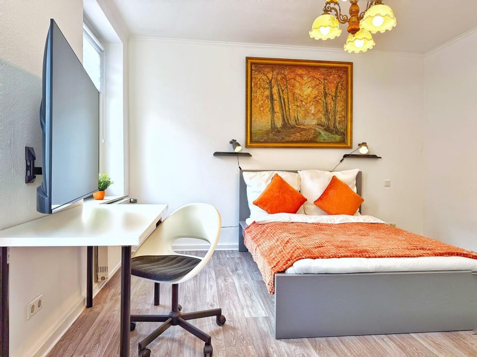 Bed, TV and multimedia, Photo of the whole room, Decorative detail, Bedroom