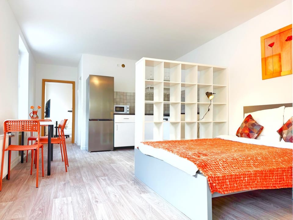 Bed, Kitchen or kitchenette, Photo of the whole room, Decorative detail, Dining area