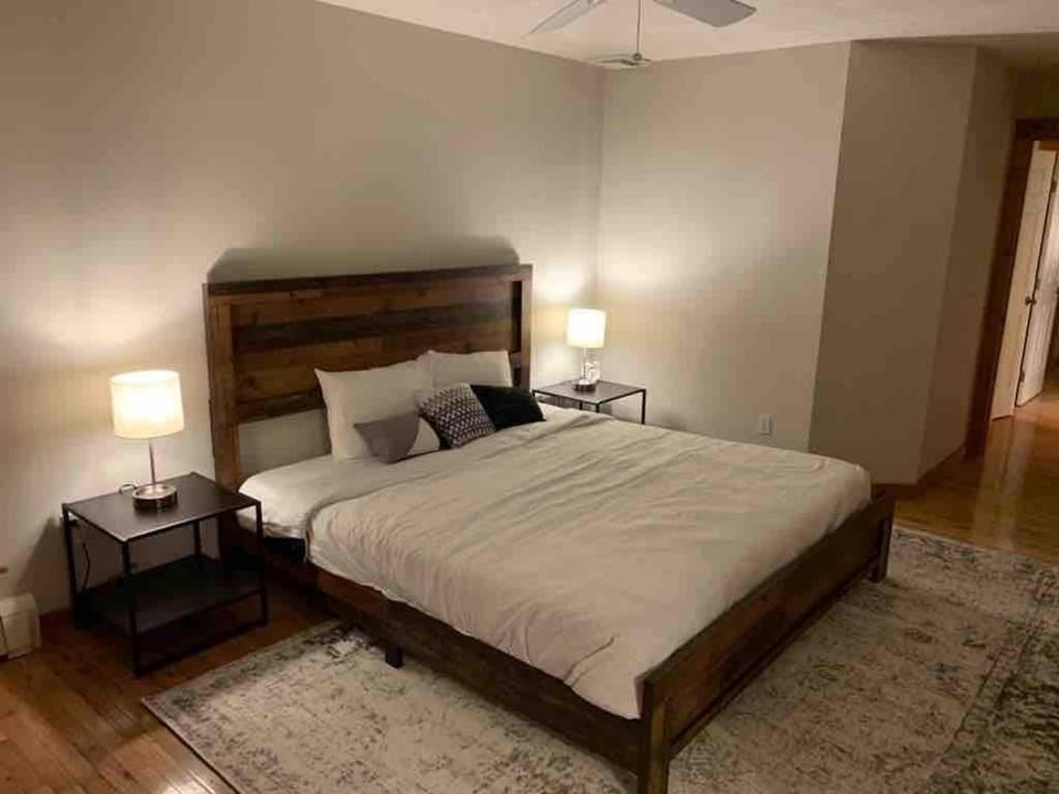 Cozy 4bd 4bath Grand Cabin Retreat in Camelback Cabin in Pocono Mountains