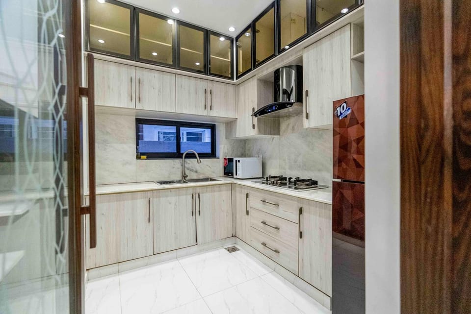 DHA Phase 6 - Budget Rooms Near Raya & Dolmen Mall Bed and Breakfast in Lahore