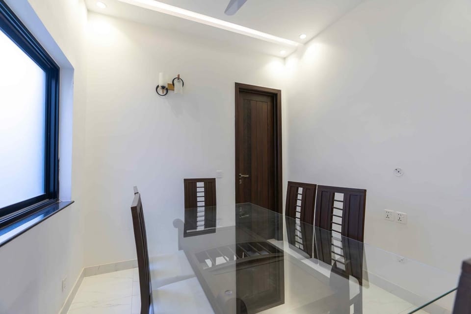 DHA Phase 6 - Budget Rooms Near Raya & Dolmen Mall Bed and Breakfast in Lahore