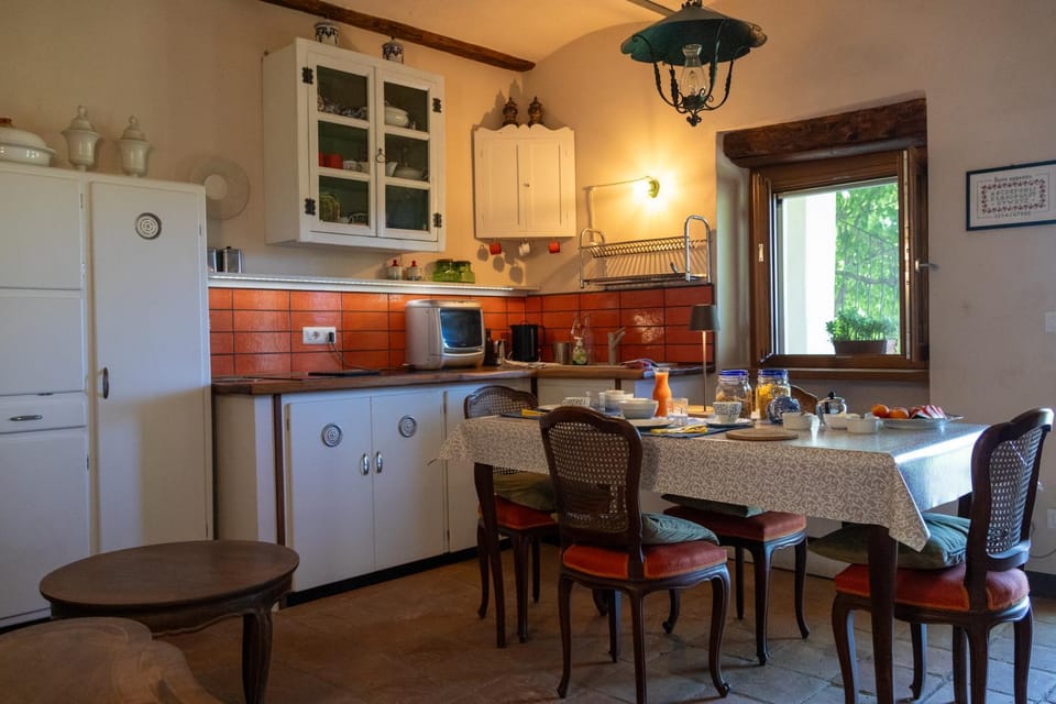 Coffee/tea facilities, Kitchen or kitchenette, Kitchen or kitchenette, Food and drinks, Dining area, stove